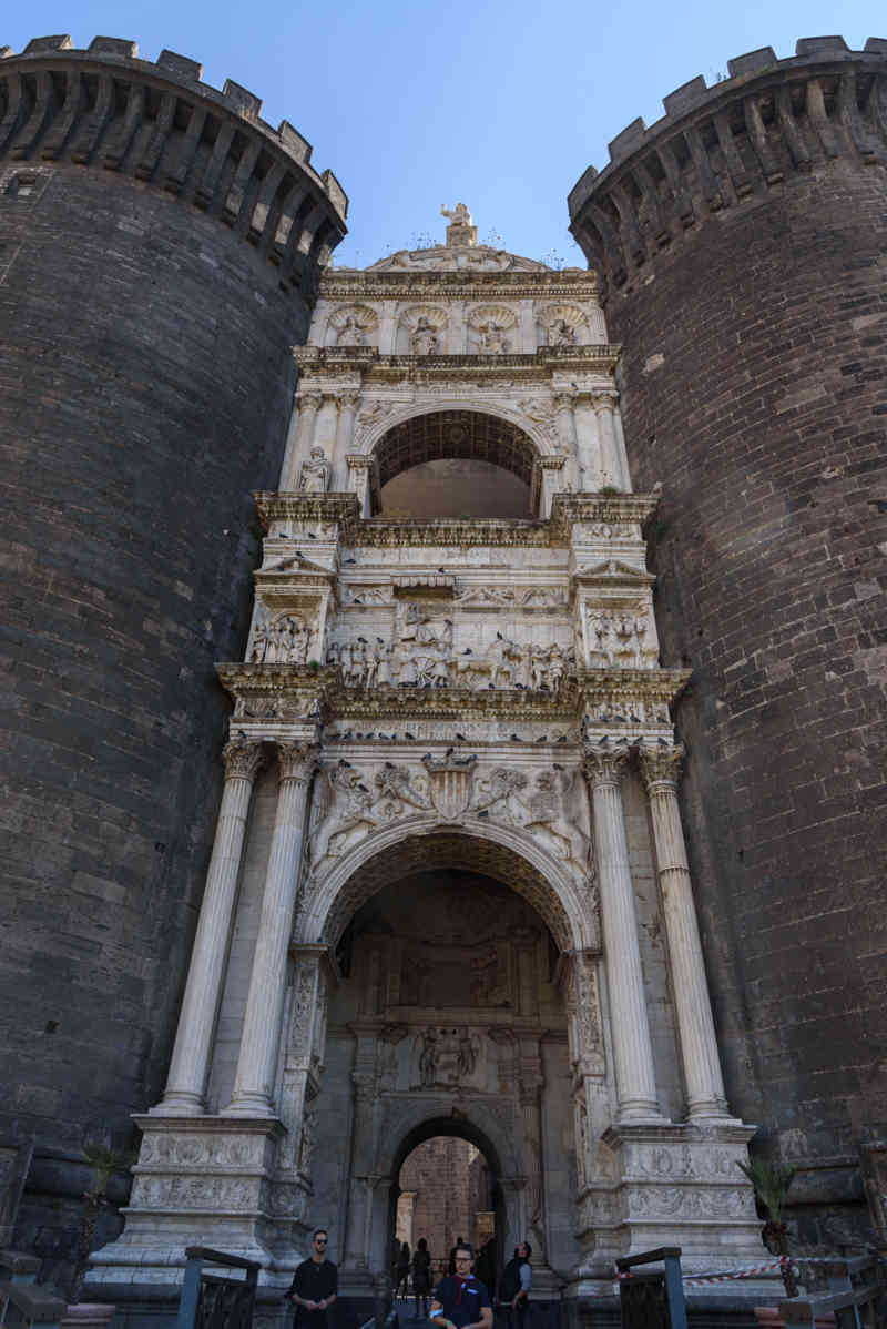 025 - Italia - Nápoles - castillo Nuevo o Maschio Angioino.jpg